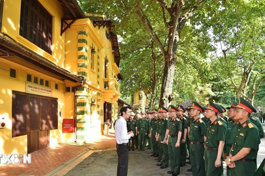 Lực lượng diễu binh, diễu hành A80 tham quan Khu Di tích Chủ tịch Hồ Chí Minh
