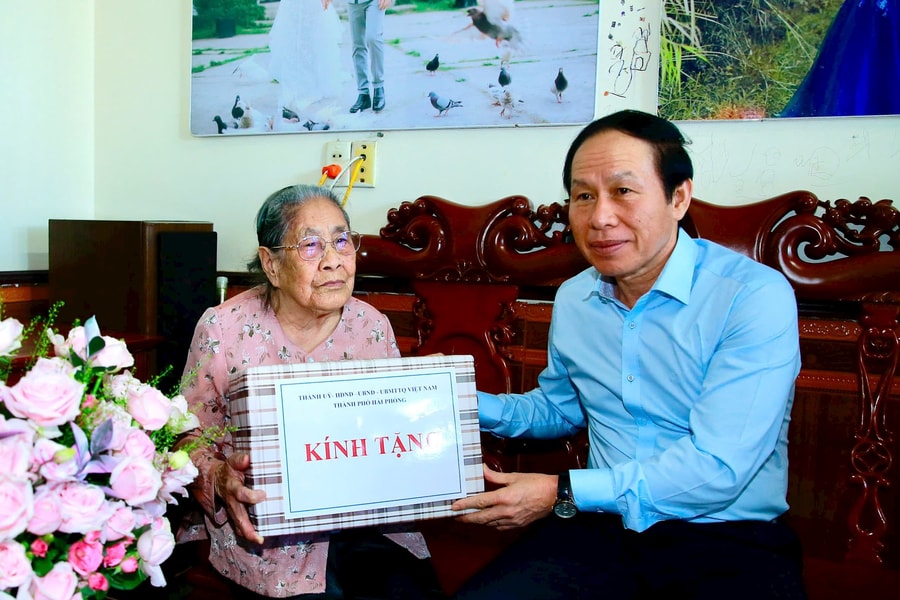 Hai Phong Party Committee Secretary Le Tien Chau visits Heroic Vietnamese Mother