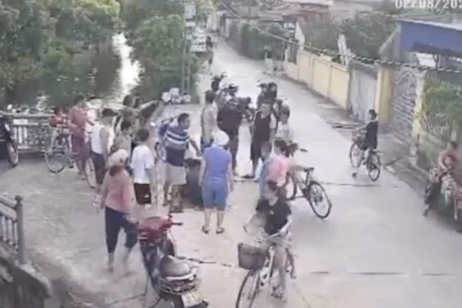 Camera ghi cảnh 2 'người hùng' cứu cháu bé bị đuối nước ở Ninh Bình