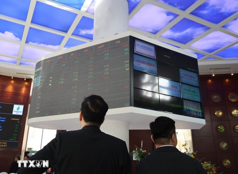 Hơn 1,8 tỷ USD chảy vào chứng khoán, VN-Index lại phá đỉnh lịch sử