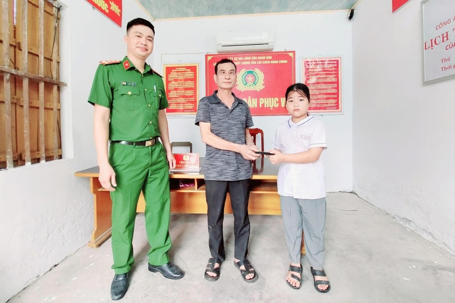 Học sinh lớp 5 ở xã Kim Thành trả lại gần 5 triệu đồng cho người đánh rơi