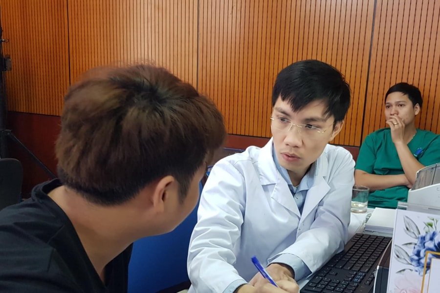 Người đàn ông trẻ bất ngờ nhận chẩn đoán ung thư sau vài lần đốt 'nốt ruồi' ở má