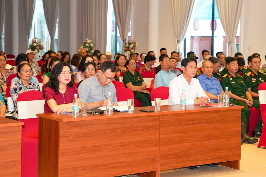 Cập nhật thông tin về công tác đối ngoại nhân dân cho hơn 300 đại biểu