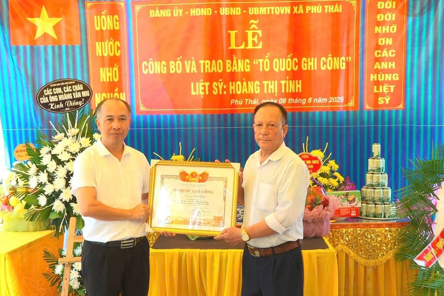 Trao bằng Tổ quốc ghi công cho gia đình liệt sĩ Hoàng Thị Tỉnh