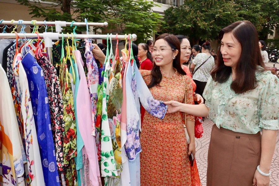 Ra mắt mô hình “Áo dài nhân ái” gây quỹ tặng quà phụ nữ và trẻ em có hoàn cảnh khó khăn