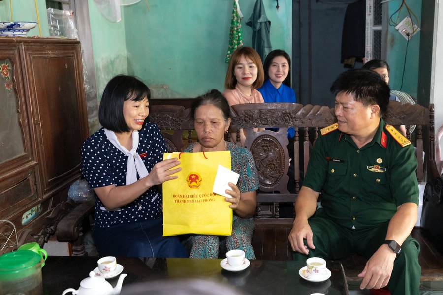Hai Phong National Assembly Deputy Delegation presents gifts to Agent Orange victims in Binh Giang commune