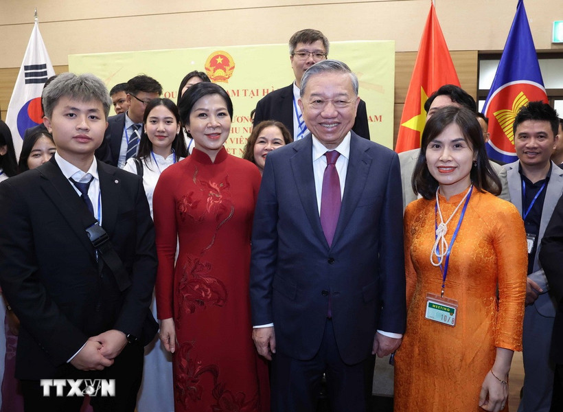 Tổng Bí thư Tô Lâm gặp gỡ nhân viên Đại sứ quán và người Việt Nam tại Hàn Quốc