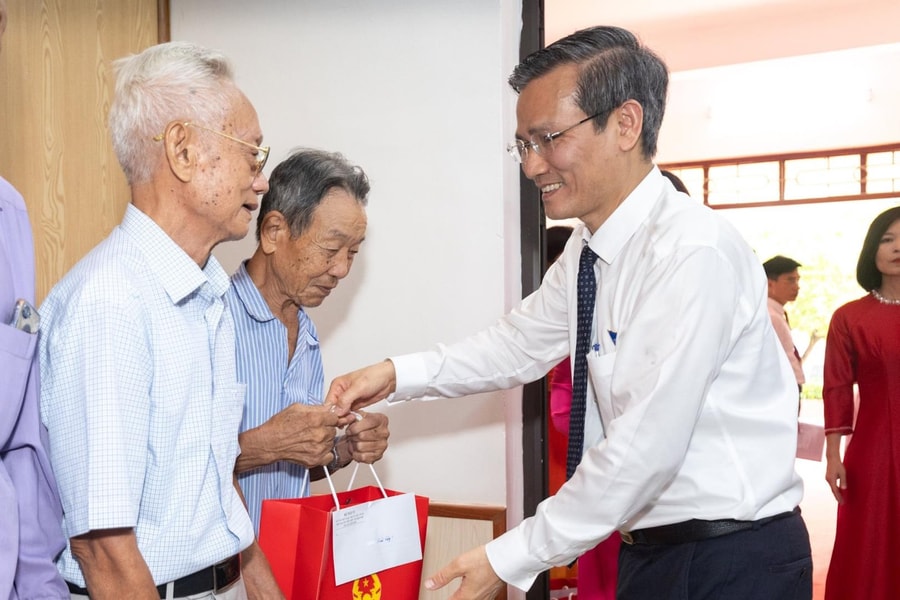 20 gifts presented to policy beneficiary families in Ha Bac commune