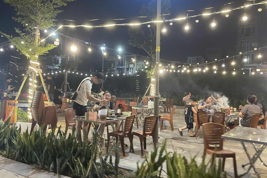 Giải tỏa điểm bán hàng tự phát tại vỉa hè phố Bạch Thái Bưởi