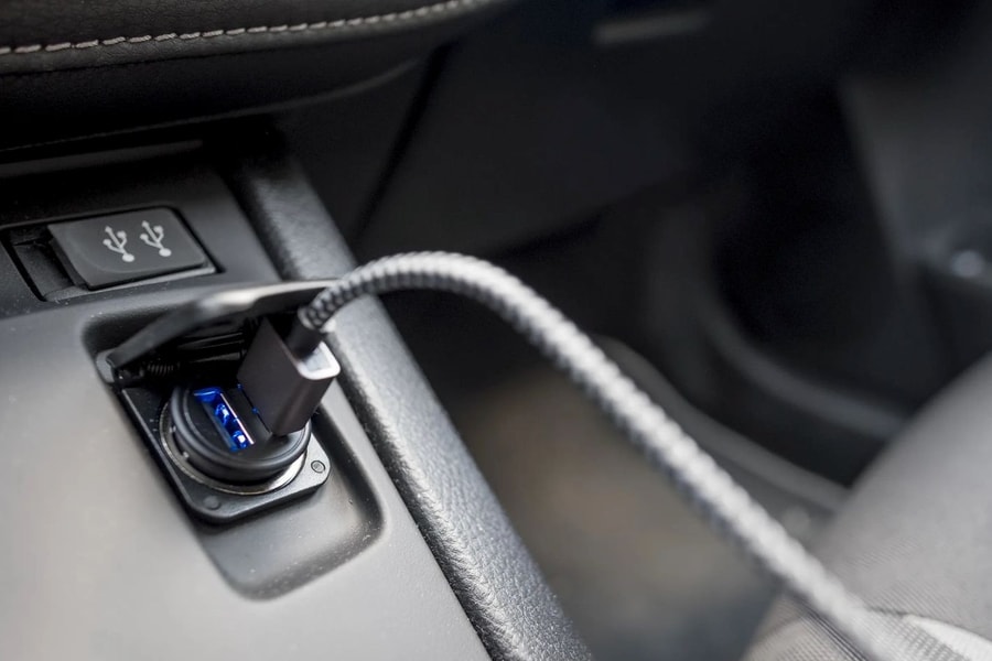 Cắm sạc USB trên ô tô có làm hao ắc quy?