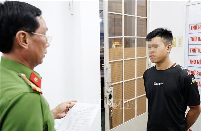 Tạm giữ hình sự thanh niên dùng 'ảnh nóng' khống chế các con nợ