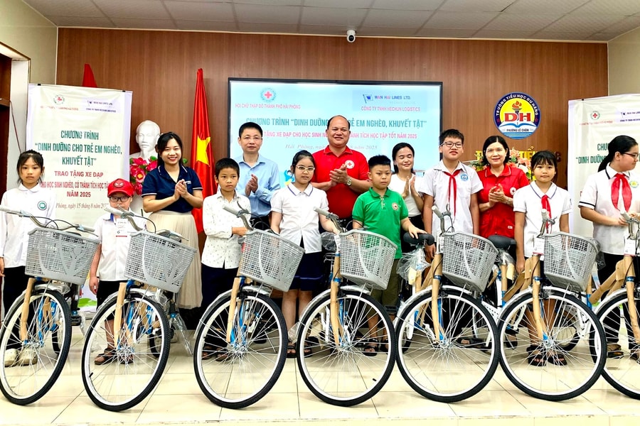 50 bicycles presented to disadvantaged but high-achieving students