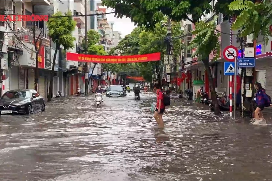 Nhiều tuyến phố ở phía tây Hải Phòng ngập sau mưa lớn