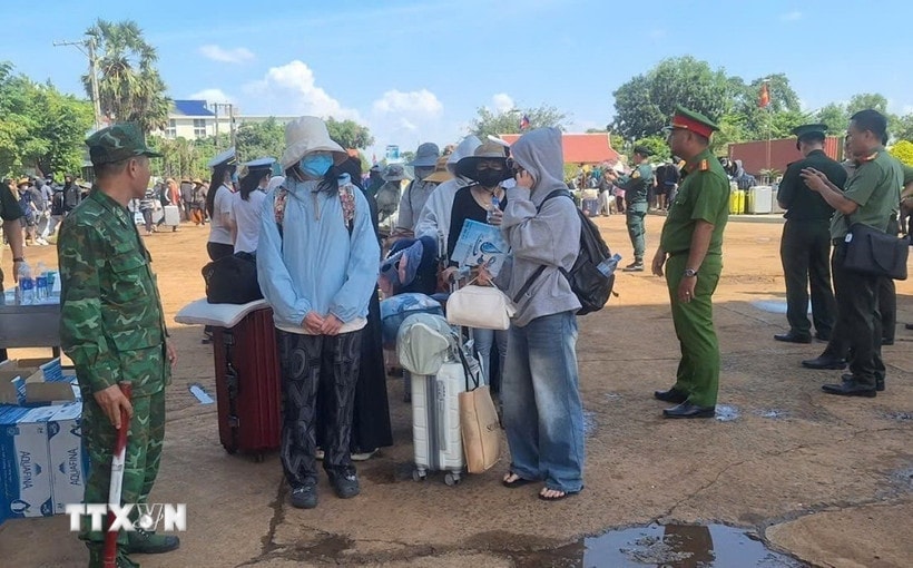 Tiếp nhận 353 công dân Việt Nam do phía Campuchia trao trả