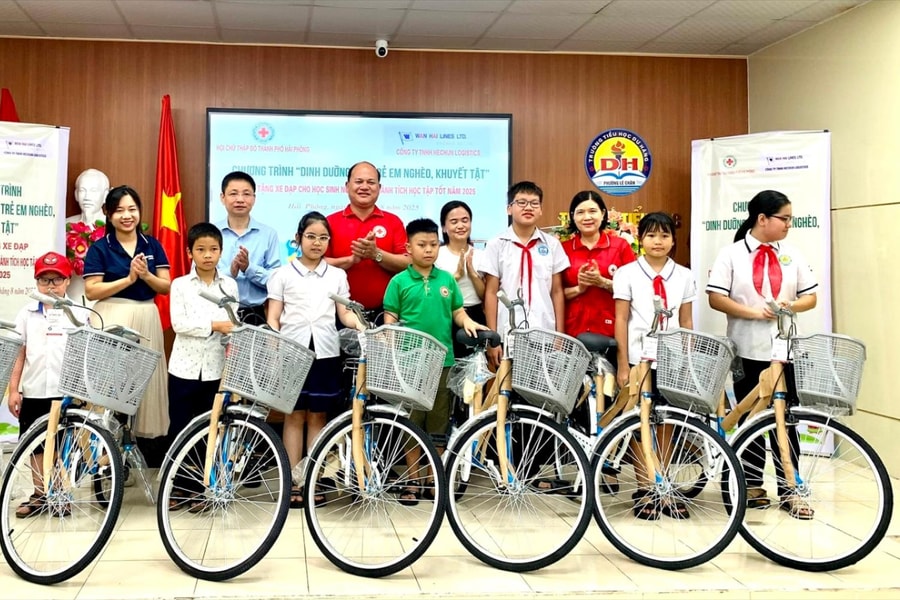 Trao tặng 50 xe đạp cho học sinh vượt khó học giỏi