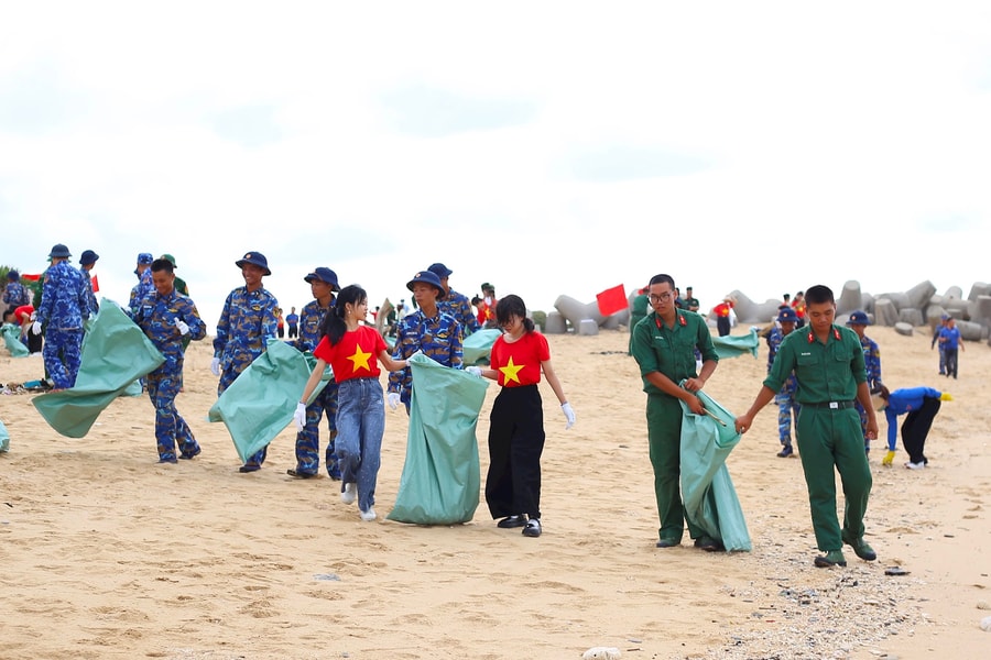 Hai Phong youth stand with the nation’s sea and islands
