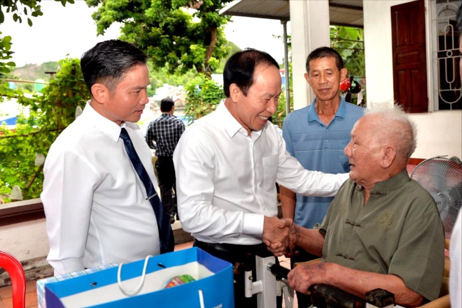 Đồng chí Bí thư Thành ủy Lê Tiến Châu thăm, tặng quà gia đình người có công tại đặc khu Cát Hải