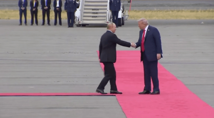 Tổng thống Mỹ Donald Trump đón Tổng thống Liên bang Nga Vladimir Putin ở Alaska