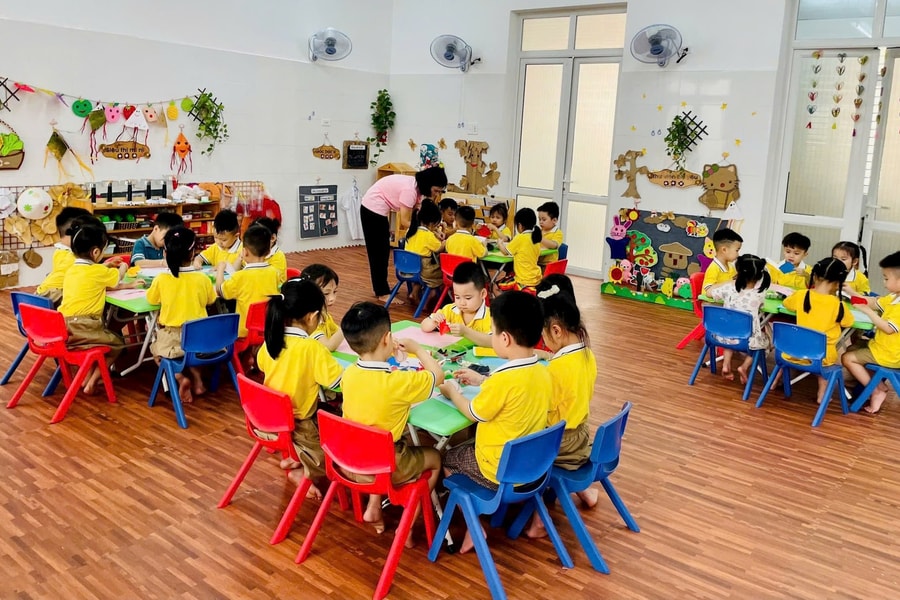 Cho con học trước khi vào lớp 1: Đừng ép 'quả xanh chín sớm'