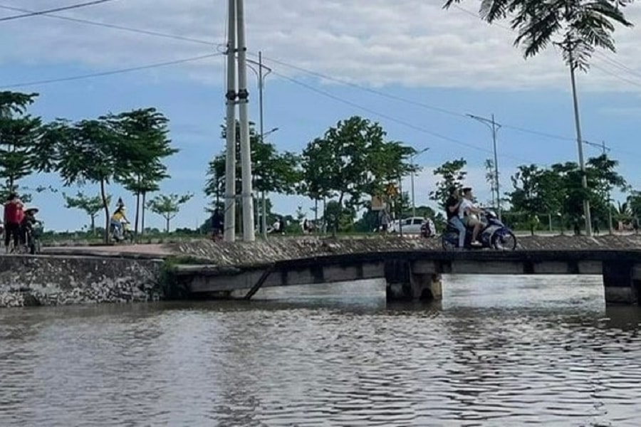 Cây cầu qua mương thủy lợi tại xã Tiên Lãng không có lan can