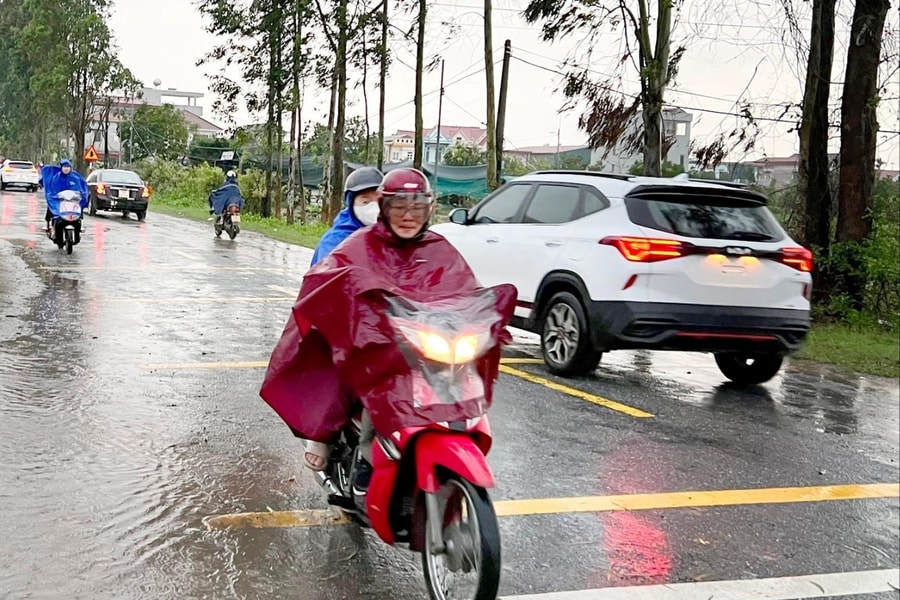 Hai Phong streets at risk of flooding due to widespread showers
