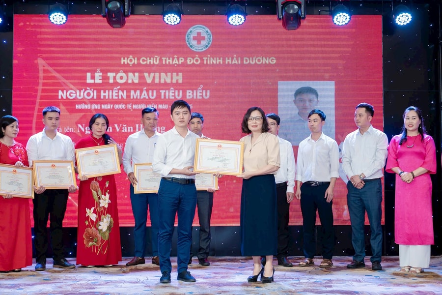 Anh Hoàng mê làm thiện nguyện