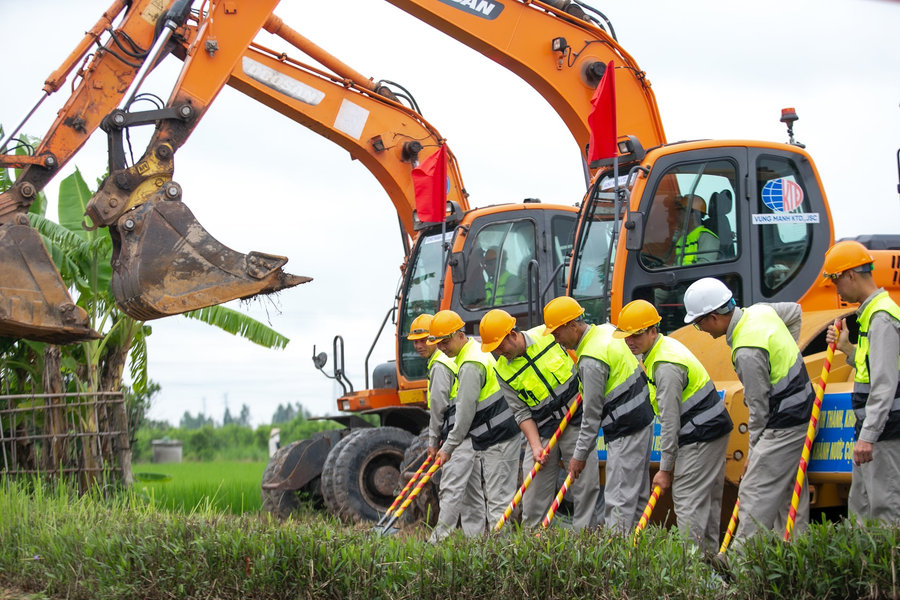 Khởi công xây dựng tuyến đường kết nối quốc lộ 17B với cầu Dinh