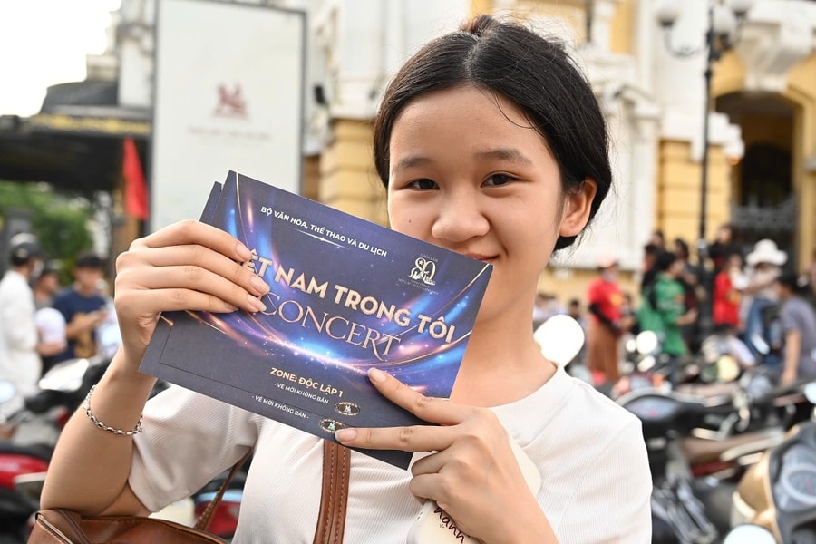 Chi tiền triệu săn vé 'concert quốc gia' miễn phí