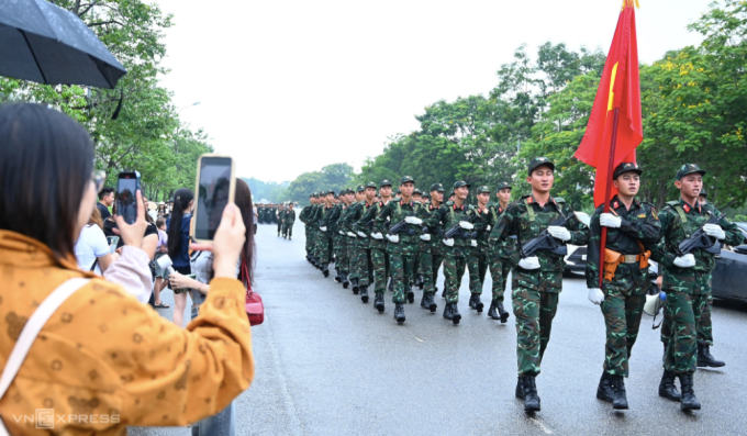 Phát đồ ăn, nước uống miễn phí cho người xem diễu binh