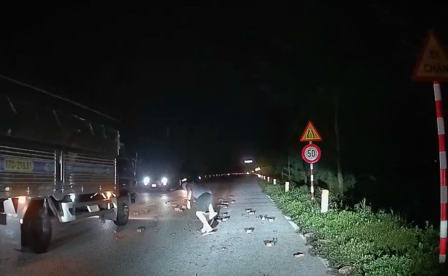 Nam thanh niên dừng xe nhặt gạch rơi trên đường trục Bắc – Nam nhận 'mưa khen'