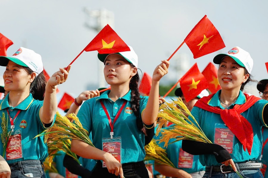 Hàng nghìn người khối quần chúng tổng duyệt tại Mỹ Đình dưới nắng hè gay gắt