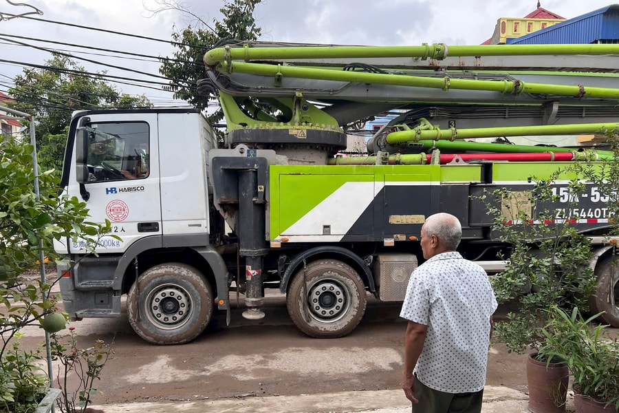 Xe tải nặng rầm rập trên phố Trần Minh Thắng