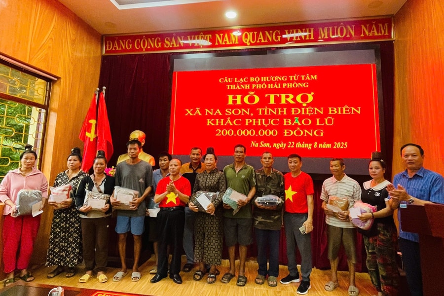 Presenting relief support to flood-hit residents in Dien Bien