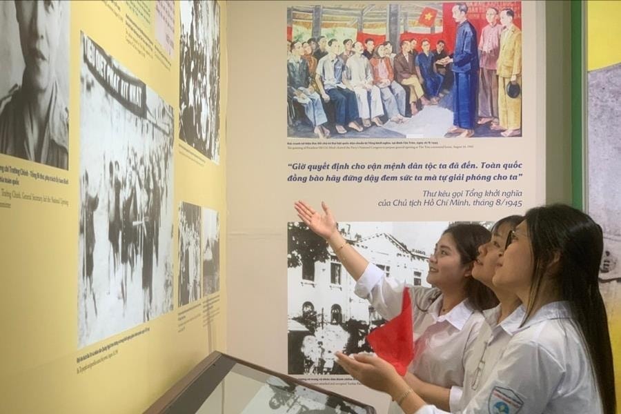 Khai mạc trưng bày 'Dấu ấn mùa thu lịch sử'