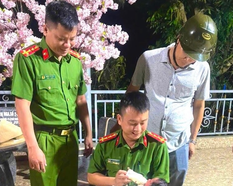 Trẻ sơ sinh bị bỏ rơi tại cổng chùa ở An Thành kèm dòng chữ ‘Tội lỗi này cả đời mẹ không thể rửa được’