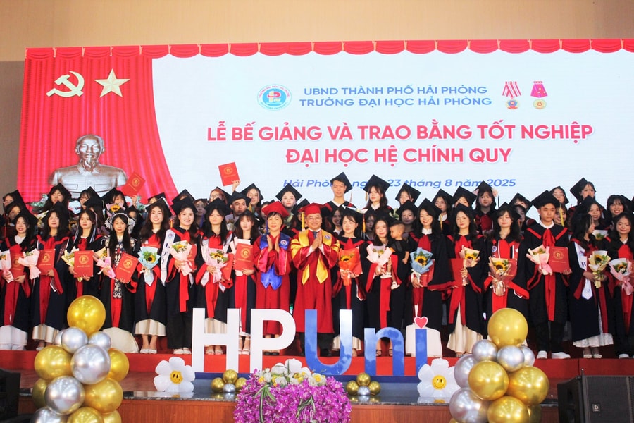 Trường Đại học Hải Phòng trao bằng tốt nghiệp cho 1.003 sinh viên