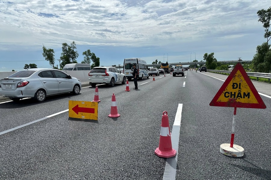 Xe con bẹp dúm sau tai nạn trên cao tốc Hà Nội - Hải Phòng, 4 người bị thương