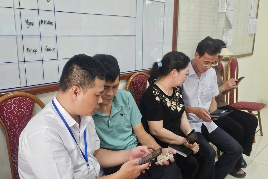 Phường Ngô Quyền đồng hành, hỗ trợ người dân giải quyết thủ tục hành chính thuận lợi