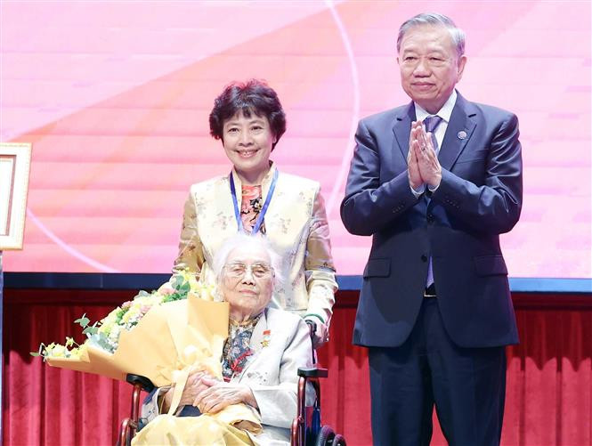 Trao tặng danh hiệu Anh hùng Lao động cho nguyên Phó Chủ tịch nước Nguyễn Thị Bình