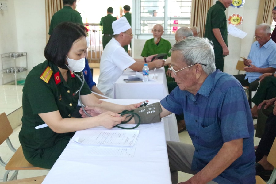 Military Hospital 7 provides health check-ups and gifts for policy beneficiaries in Quang Ninh