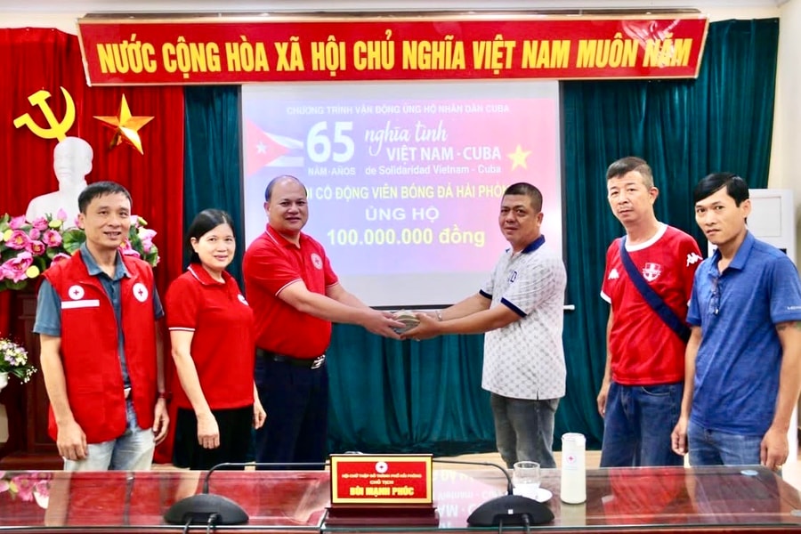 Hội Cổ động viên bóng đá Hải Phòng trao 100 triệu đồng ủng hộ người dân Cuba
