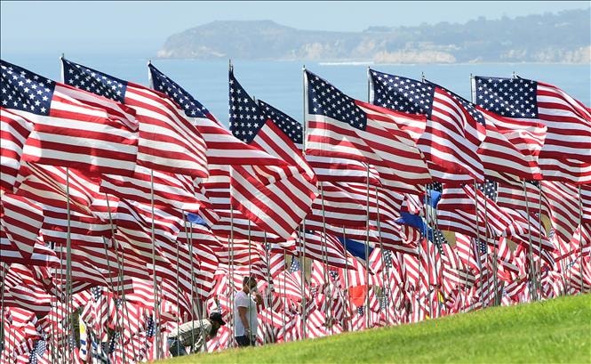 Bất chấp phán quyết Tòa án Tối cao, Tổng thống Trump ký sắc lệnh truy tố người đốt cờ Mỹ