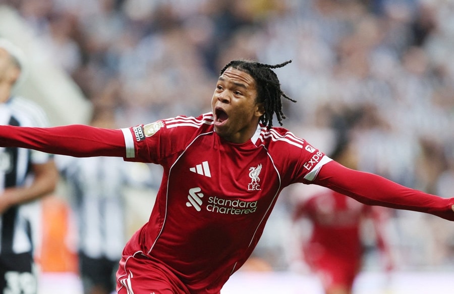 Liverpool thắng nghẹt thở Newcastle nhờ cầu thủ 16 tuổi