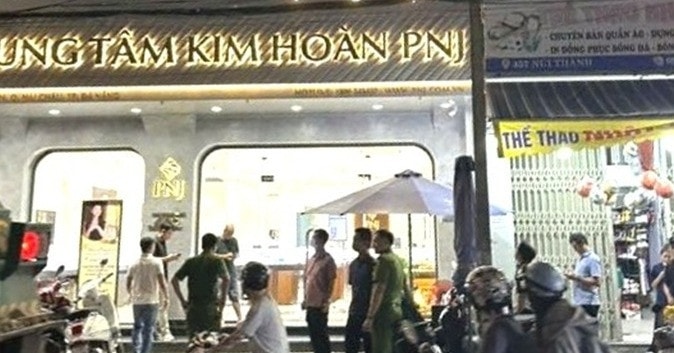 Thanh niên cầm búa đập tủ kính, cướp tiệm vàng PNJ rồi ngang nhiên bỏ đi