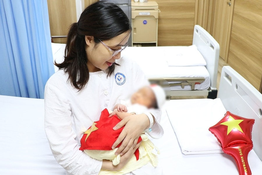 Một bé gái chào đời từ phôi thai đông lạnh hơn một thập kỷ