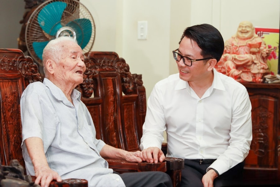 Head of Hai Phong Party Committee’s Organization Commission Le Tri Vu visits and presents gift to veteran revolutionist