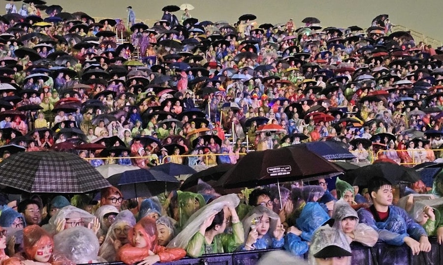 Mưa trắng trời, hàng vạn khán giả vẫn hòa mình vào concert 'Việt Nam trong tôi'