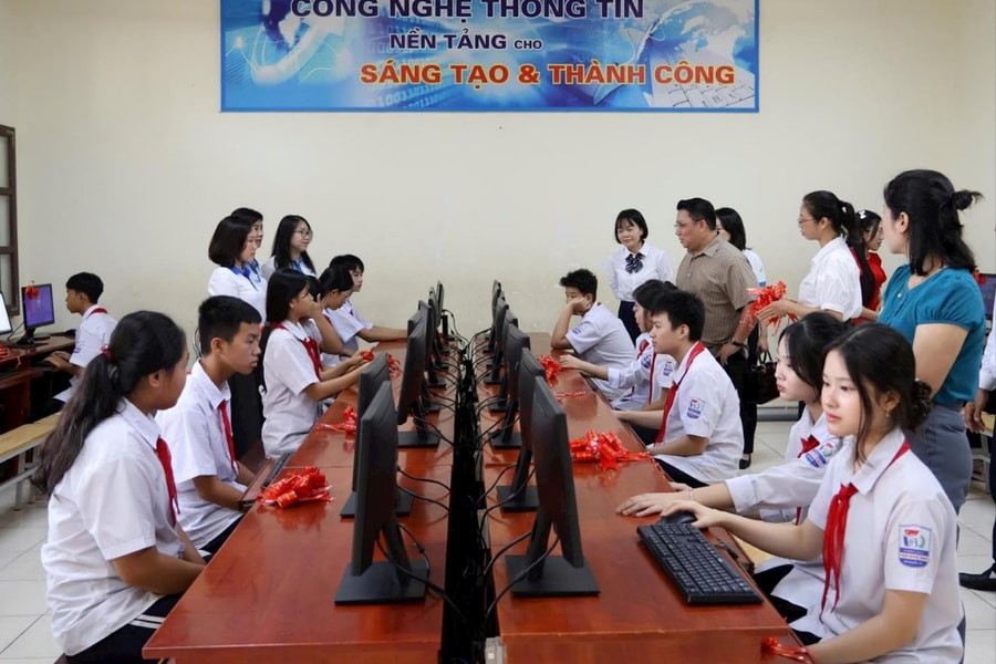 VSIP Hai Phong donates 30 computers to Tran Hung Dao Secondary School