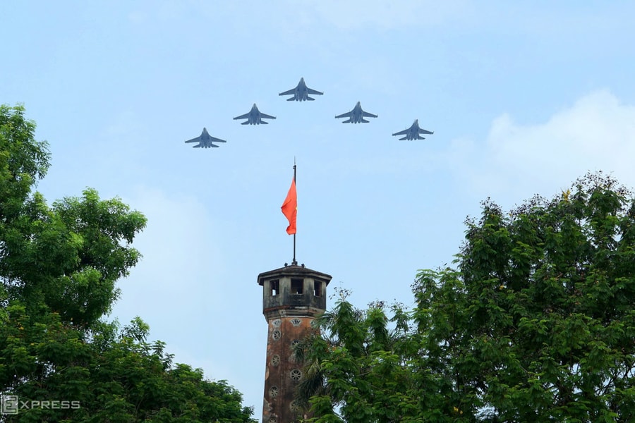 Su-30MK2 biểu diễn khoan ba vòng trên bầu trời Hà Nội