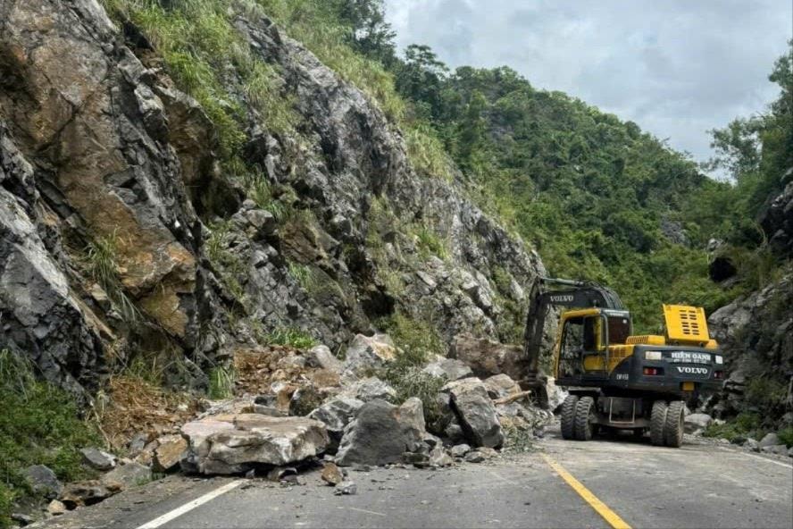 Cát Hải khẩn trương khắc phục sự cố sạt lở, đá rơi trên đường Gia Luận - Cái Bèo